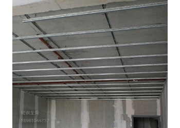 购买轻钢龙骨时，应注意轻钢龙骨制造商的信誉