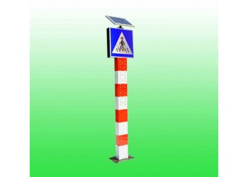 路口太阳能警示柱 右侧行驶警示柱交通设施厂家