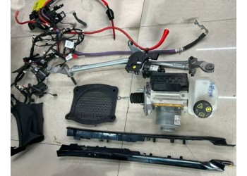 宝马5系 G68机舱线速 喇叭 雨刮连动杆 刹车总泵 亮条